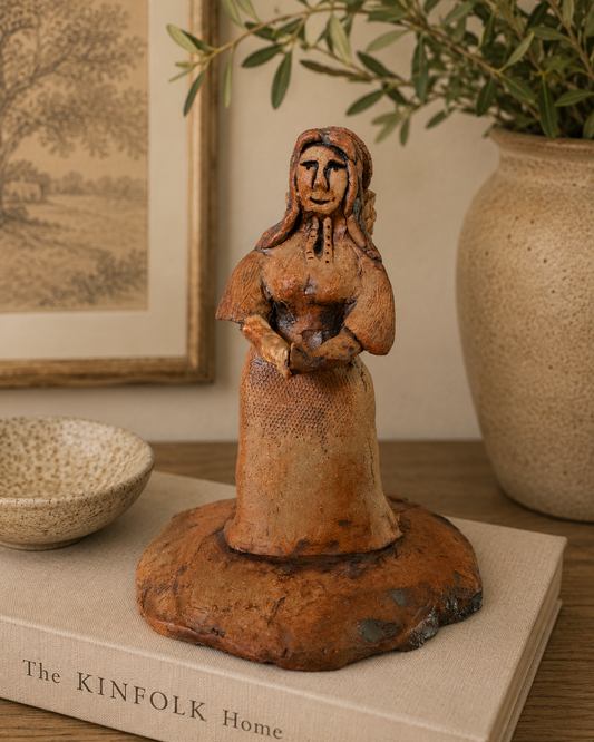 Figurilla de arcilla artesanal – Escultura de mujer de arte popular terroso