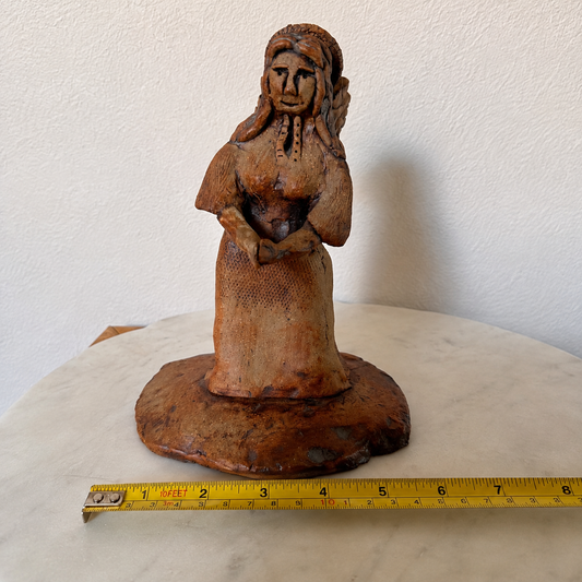 Figurilla de arcilla artesanal – Escultura de mujer de arte popular terroso