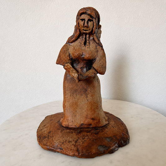 Figurilla de arcilla artesanal – Escultura de mujer de arte popular terroso