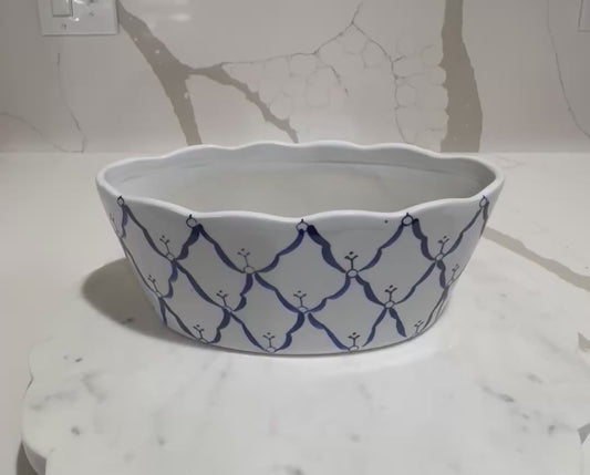 Cuenco de cerámica festoneado azul y blanco